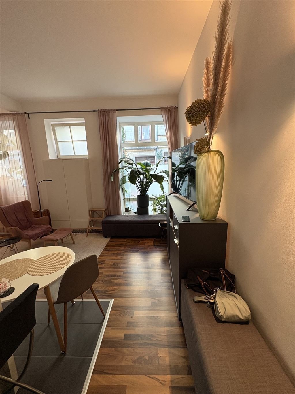 Wohnbereich mit Fensterfront