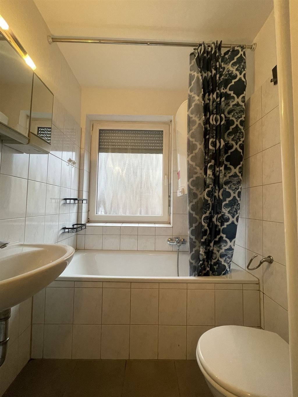 Bad mit Badewanne und Fenster