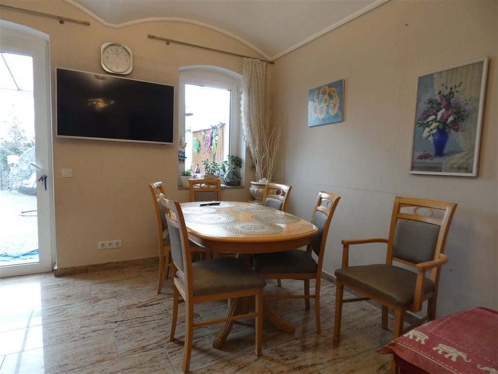 Wohnzimmer mit Austritt zur Terasse