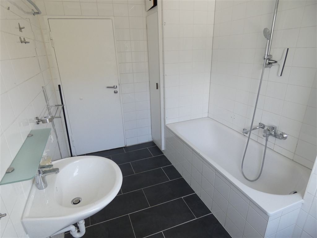Modern gefliestes Badezimmer
