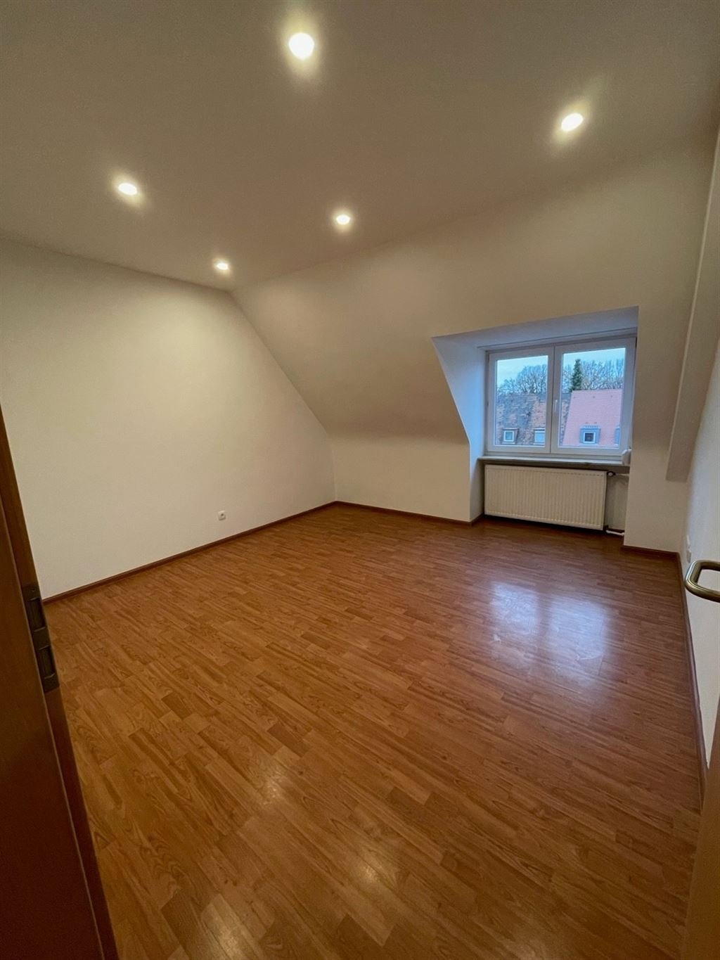 Gut vermietete 3-Zimmer Dachgeschosswohnung in sehr gepflegtem Mehrfamilienhaus