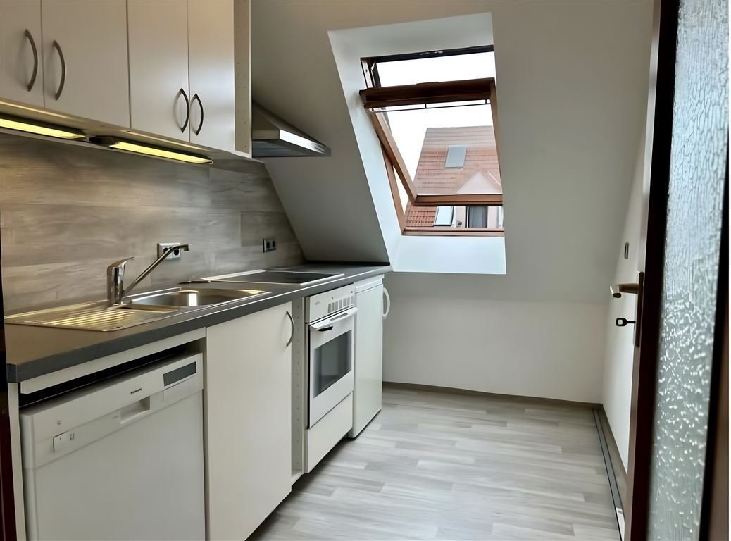 Separate Küche mit Dachfenster