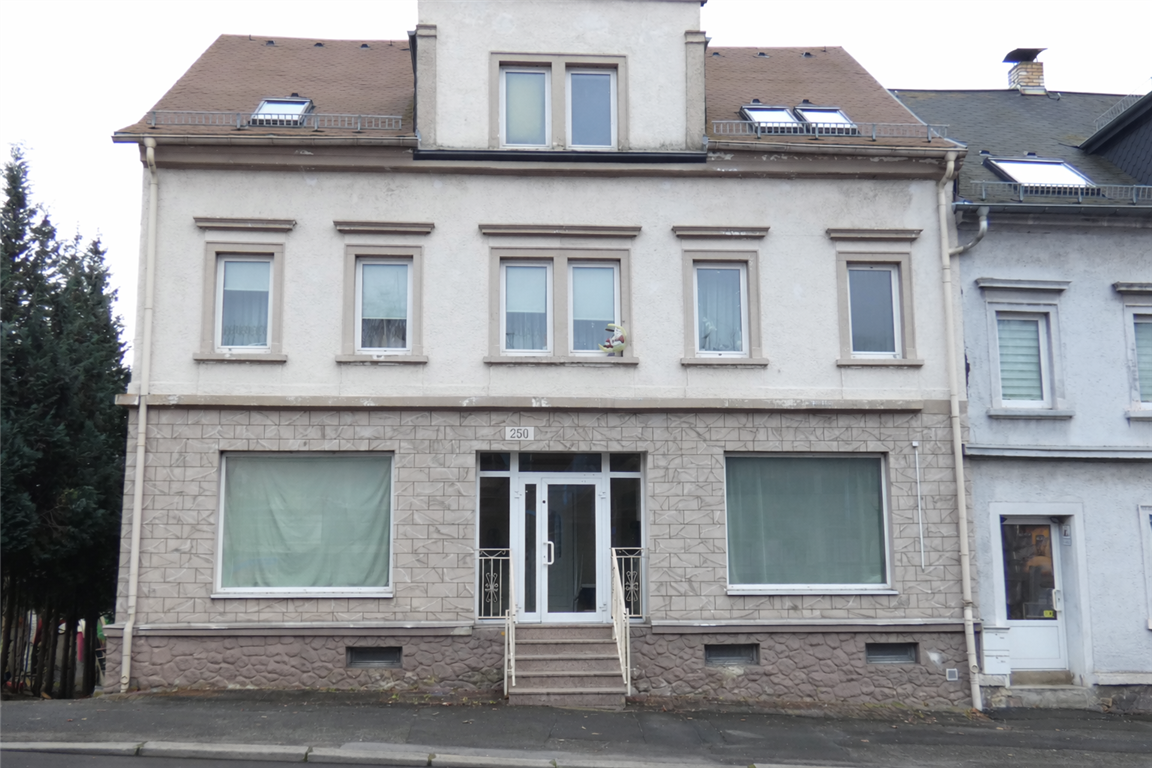 Lukratives, teils schön renoviertes 5 Parteien Haus in zentraler Lage