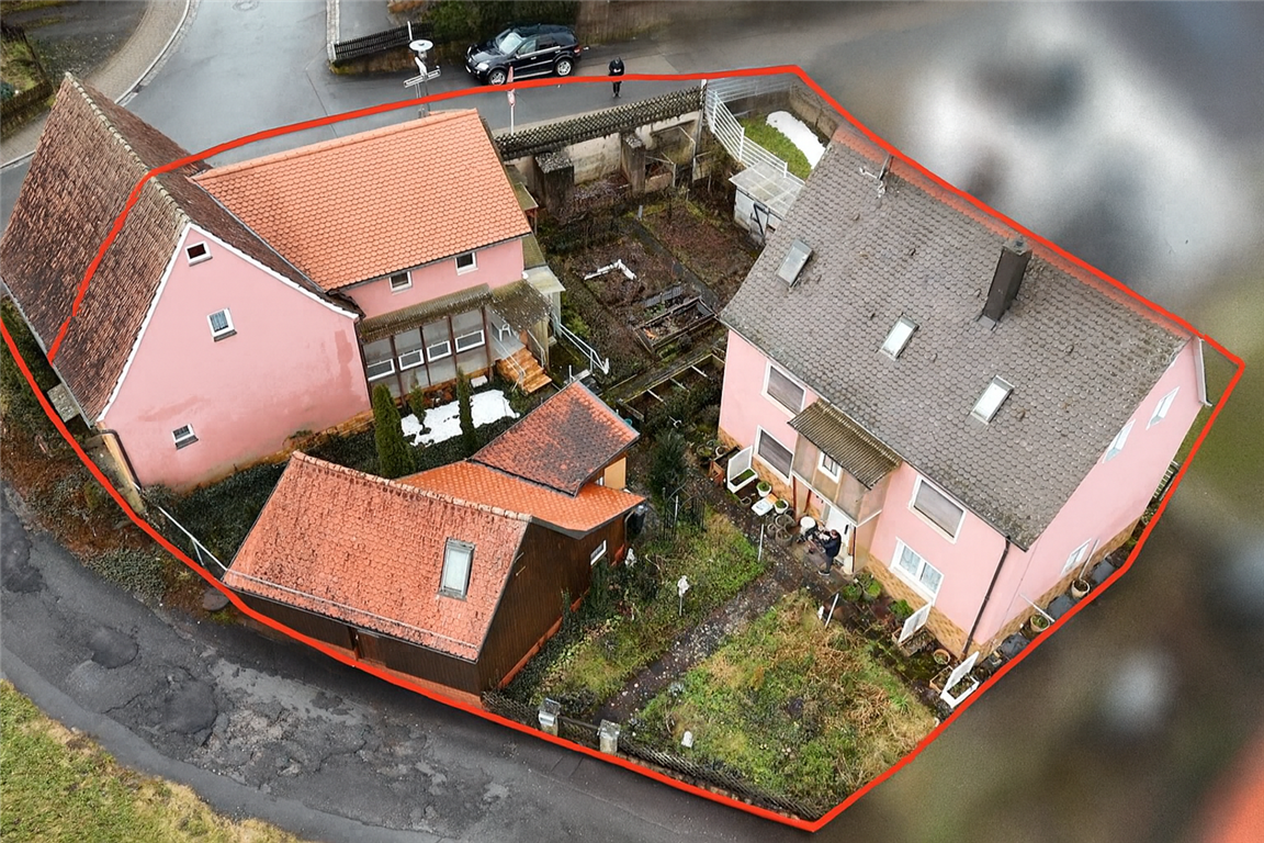 Letzte Chance! Gepflegtes freistehendes Einfamilienhaus mit zusätzlichen Bestandsgebäuden und 2 Garagen auf einem attraktiven Grundstück