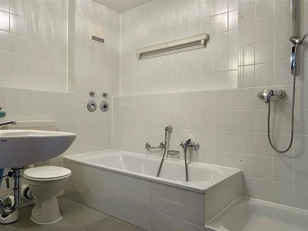 Bad mit Badewanne, Dusche und WC (1. Ebene)
