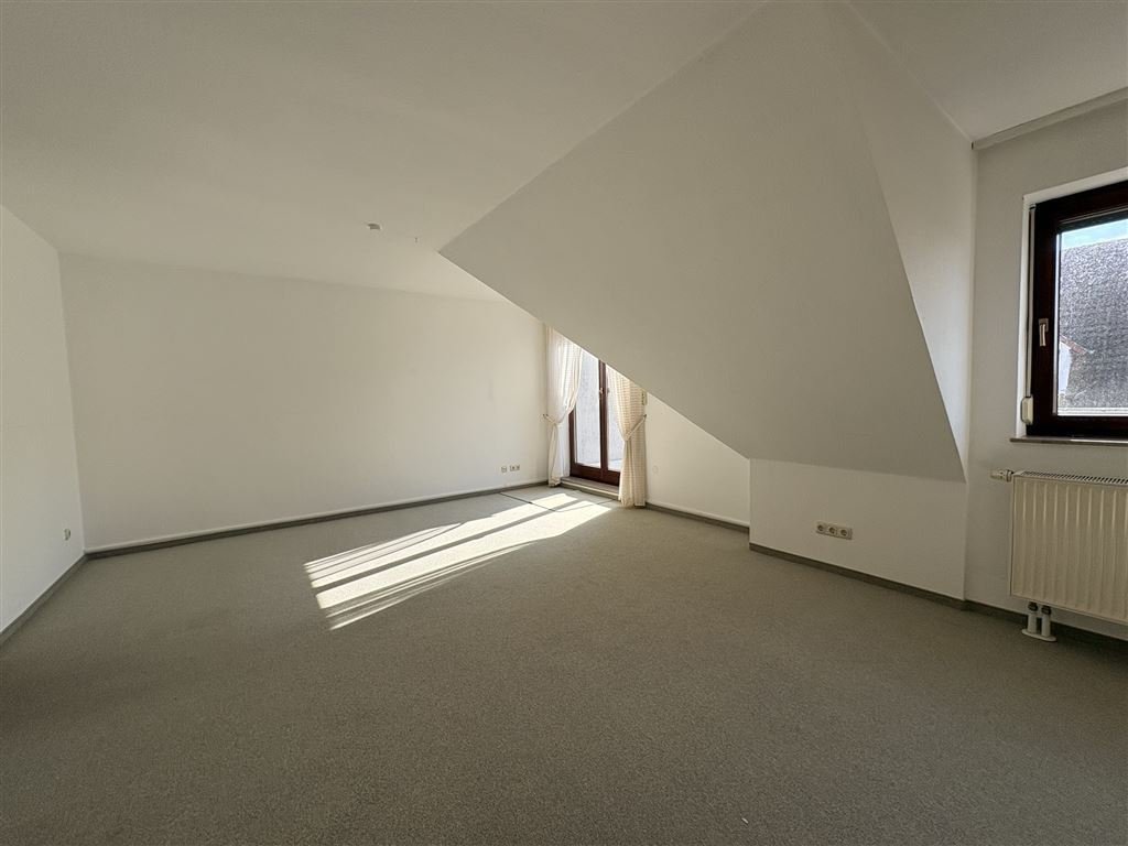 Helles Zimmer mit Dachschräge