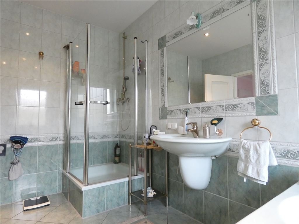Dusche und Badewanne