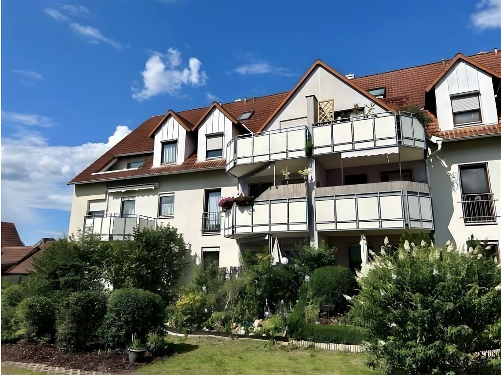 Hoch hinaus in Baiersdorf: 3-Zimmer-Wohnung über 2 Etagen mit Galerie, Südbalkon, 2 Bädern, TG-Stellplatz & Dachausbaureserve