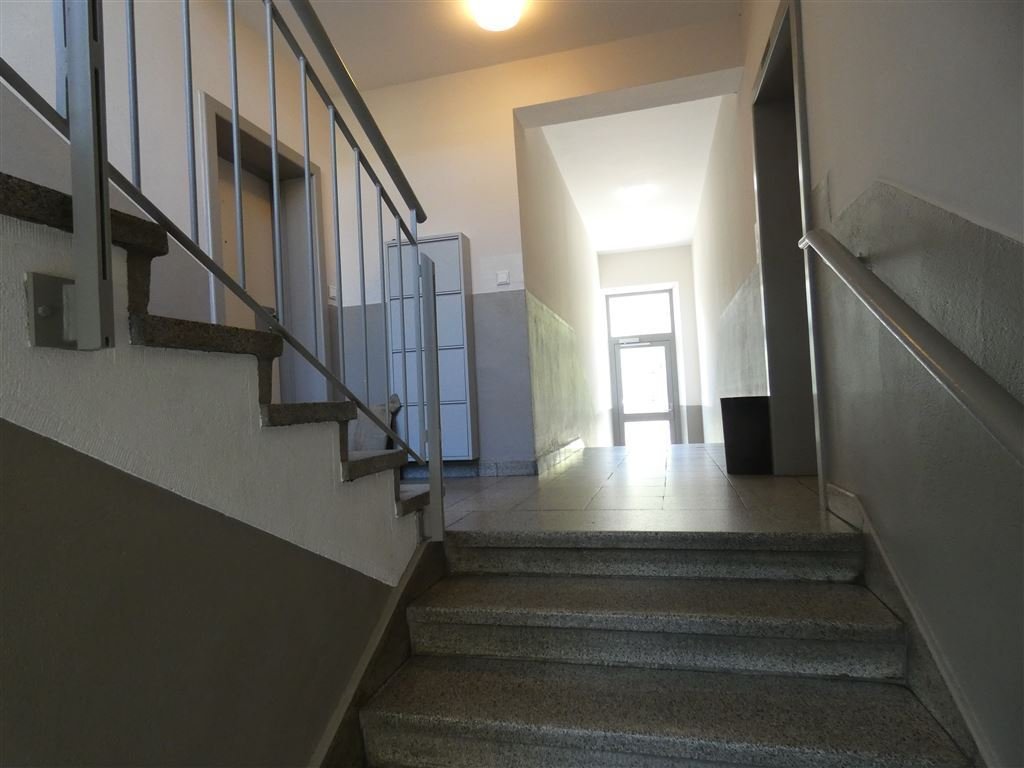 Gepflegtes Treppenhaus mit Hintereingang