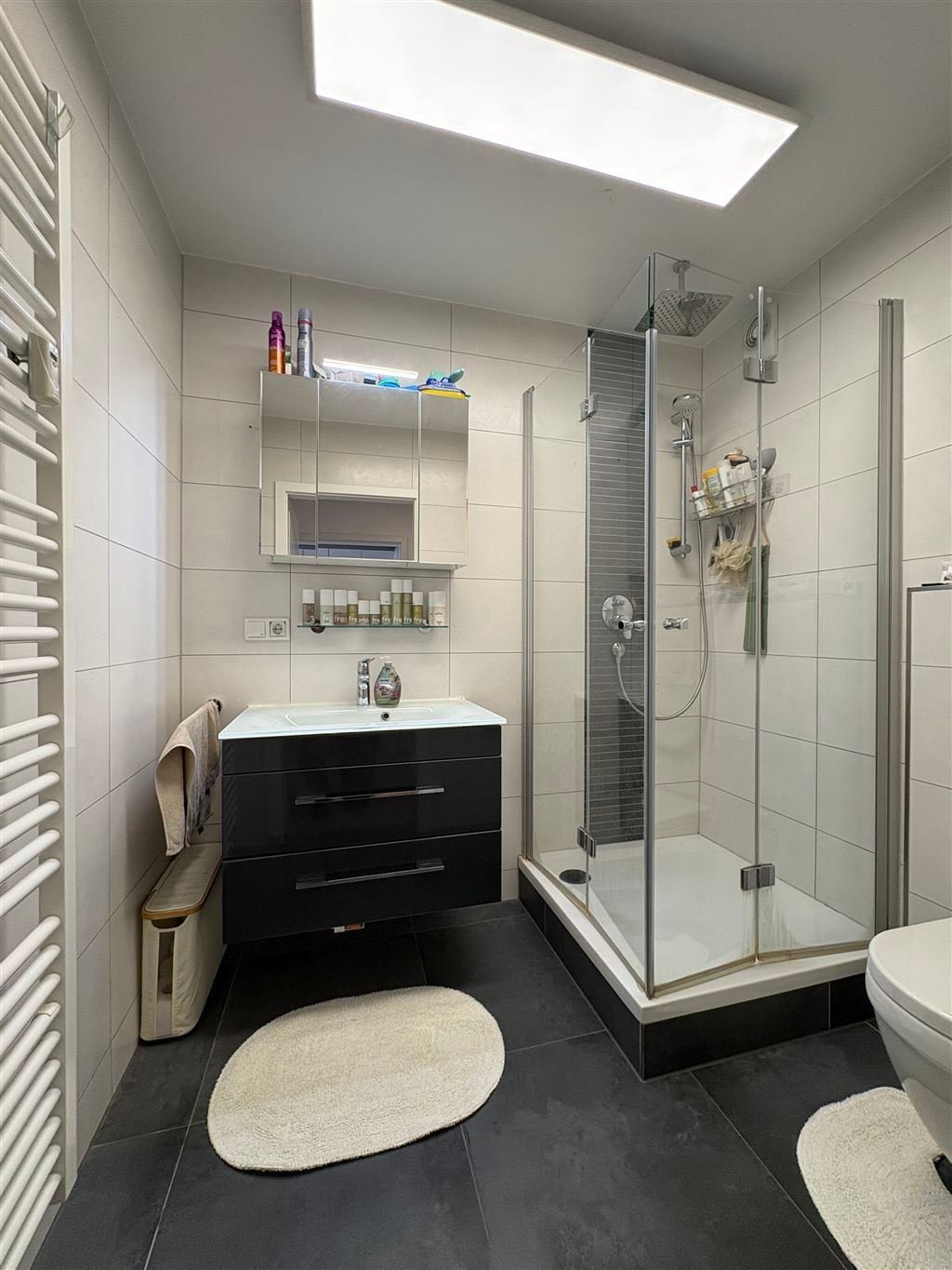 Modernes Badezimmer mit Dusche